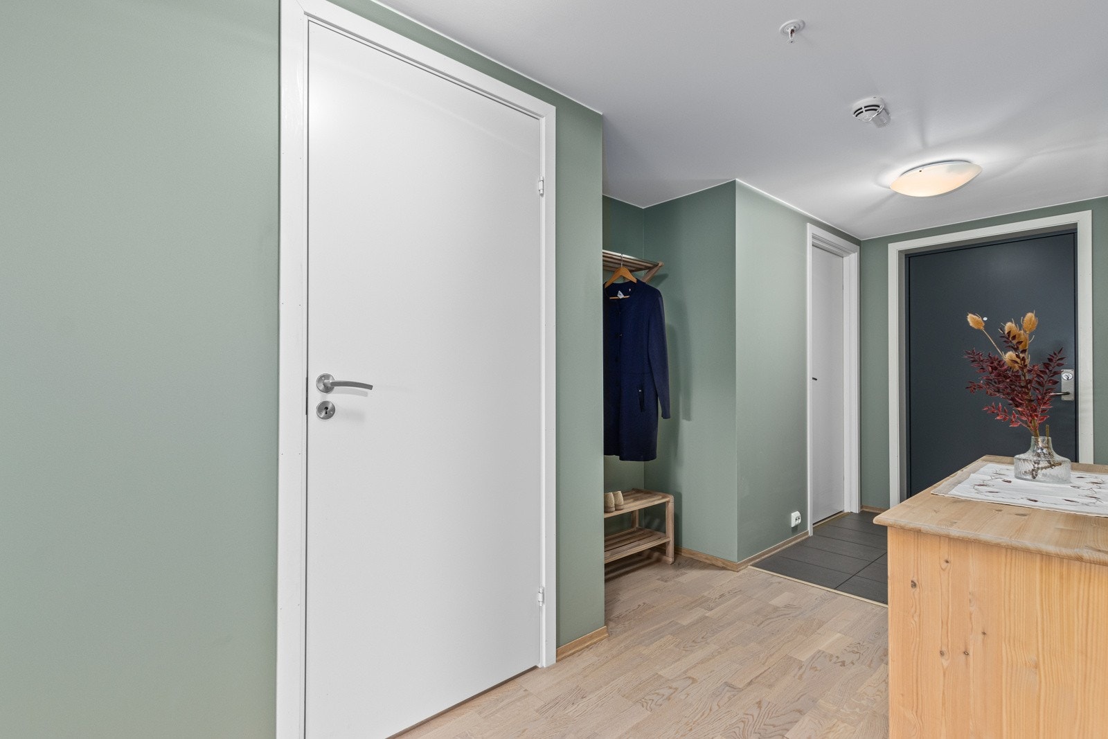 Bred og romslig gang med plass for kommode etc. Galleribilde