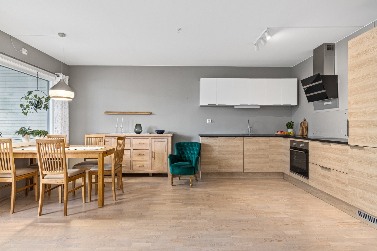 God plass for både sofagruppe, spisebord, salong og ev. annet møblement på stue og kjøkken. Galleribilde