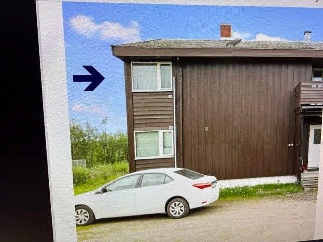 Utsikt fra stort soverom mot nord. Sameiets tomt skrår svakt fra nord ned mot sør. Tomten består av naturtomt, noe plen og grusede kjøreveier og parkeringsarealer. Galleribilde