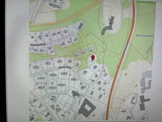 4 - mannsboligen har en sentral beliggenhet i Kautokeino. Herfra er det gangavstand til sentrum med butikker og servicetilbud. Det er gangavstand til
både barnehage, barne og ungdomsskolen samt Samisk høyskole. Galleribilde