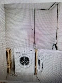 Felles vaskekjeller med tørkerom. Vasking av klær kan gjøres på vaskerom i kjelleren. Her står også leilighetens varmtvannstank. Galleribilde