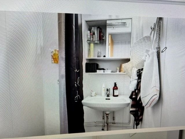 Baderommet har baderomsinnredning med håndvask m. speil og dusj. WC i eget rom.
TG3:Aktuell byggeforskrift og dokument byggeforskrifter fra før 1997. Vurdering: Våtrommet bør oppgraderes og alle forhold m tettesjikt, våtsone, sluk m.m. bør dokumenteres. Galleribilde