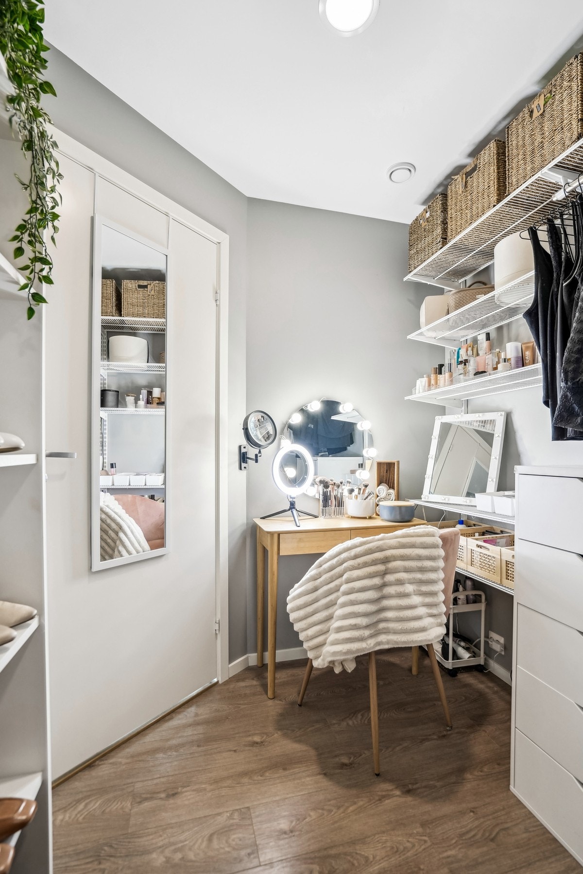 Innvendig bod er innredet som sminkerom. Rommet har god lagringsplass og mange bruksområder Galleribilde