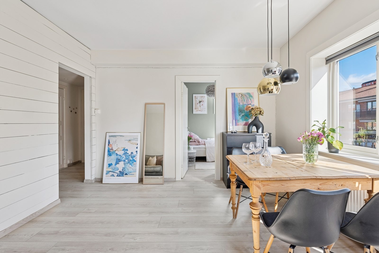 Hoveddelen av stuen har god plass til langbord Galleribilde