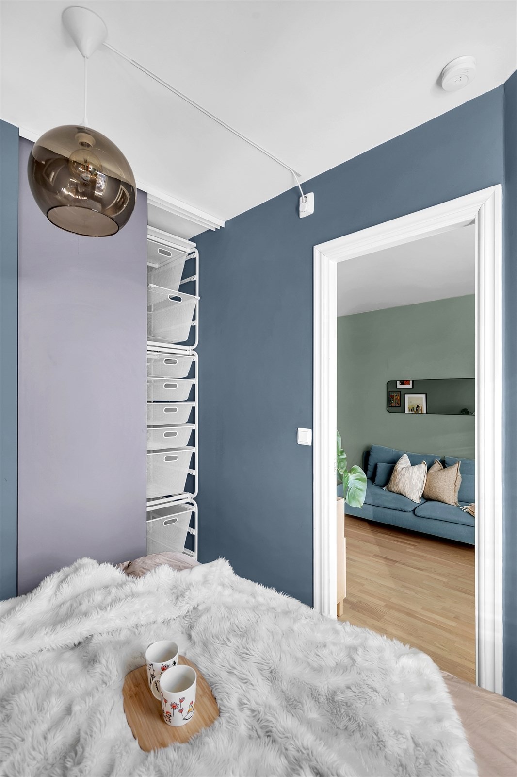 Det er også laget til en praktisk skyvedørsgarderobe med god plass til klær og det du skulle ha behov for. Galleribilde