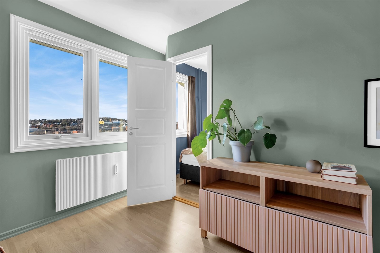 Store vindusflater som slipper inn rikelig med dagslys. Galleribilde