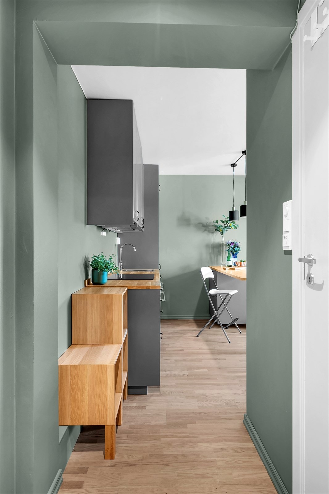 Fra entréen er det adkomst til badet og resten av leiligheten. Galleribilde