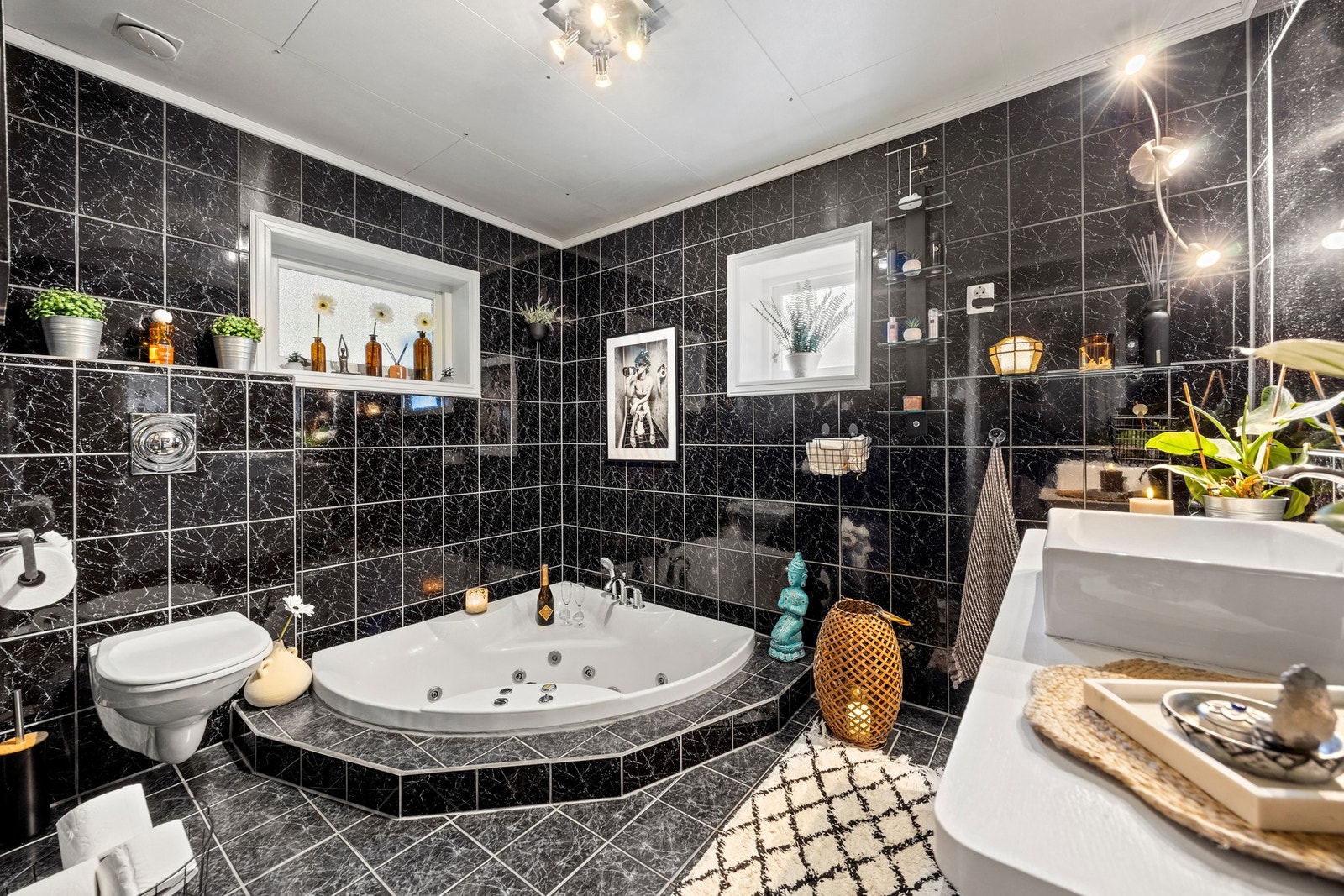 Bad - 6,5 kvm. Flislagte overflater med varme i gulv. Galleribilde