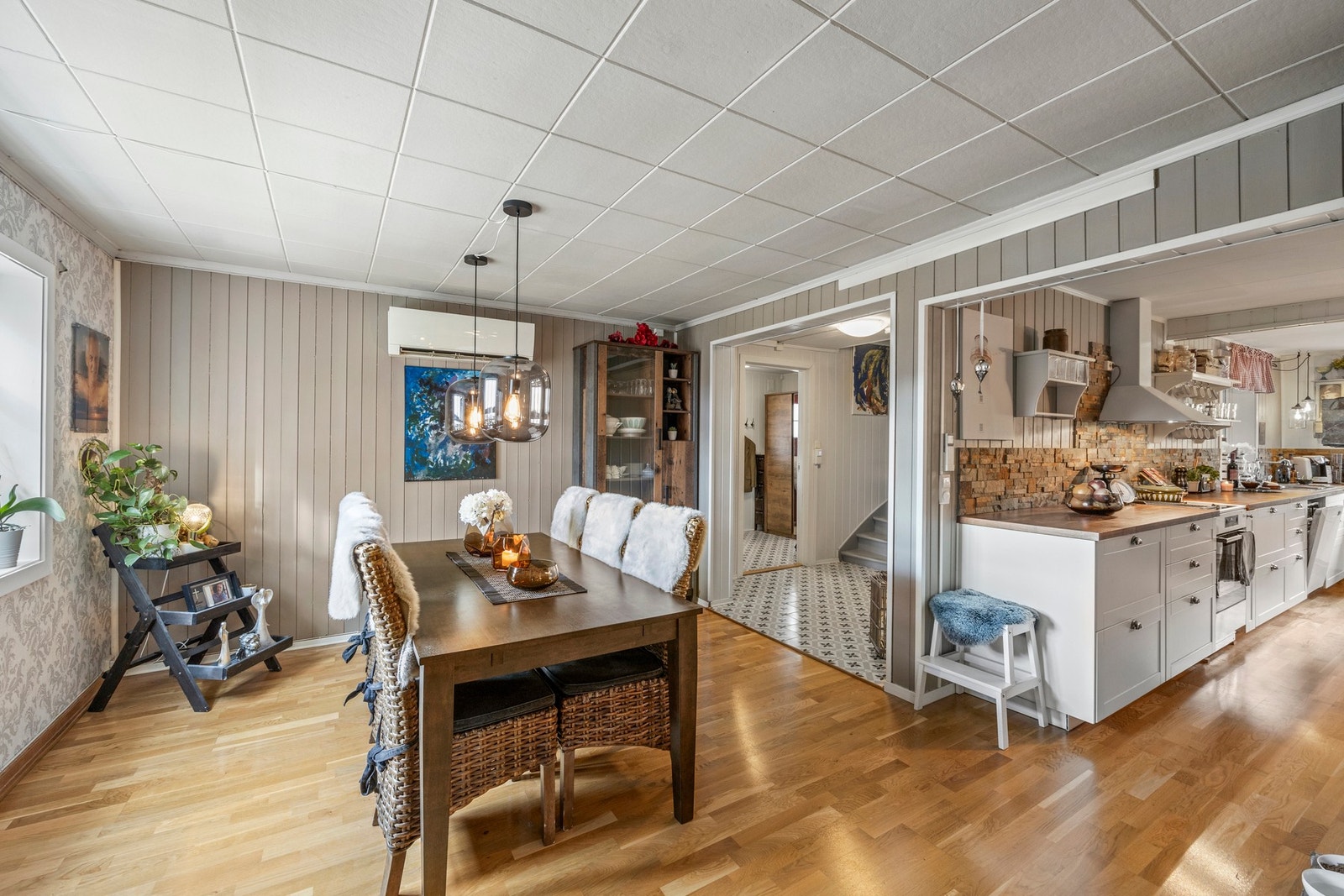 Spisestuen er plassert i naturlig tilknytning til kjøkkenet Galleribilde