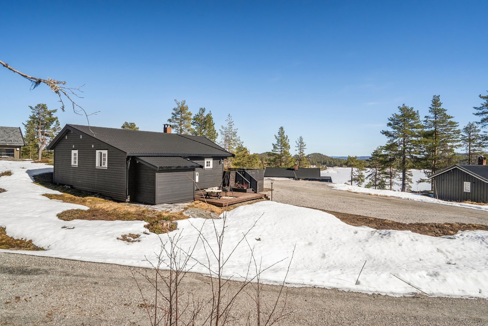 Det er parkering rett utenfor hytta, det er luksus det Galleribilde