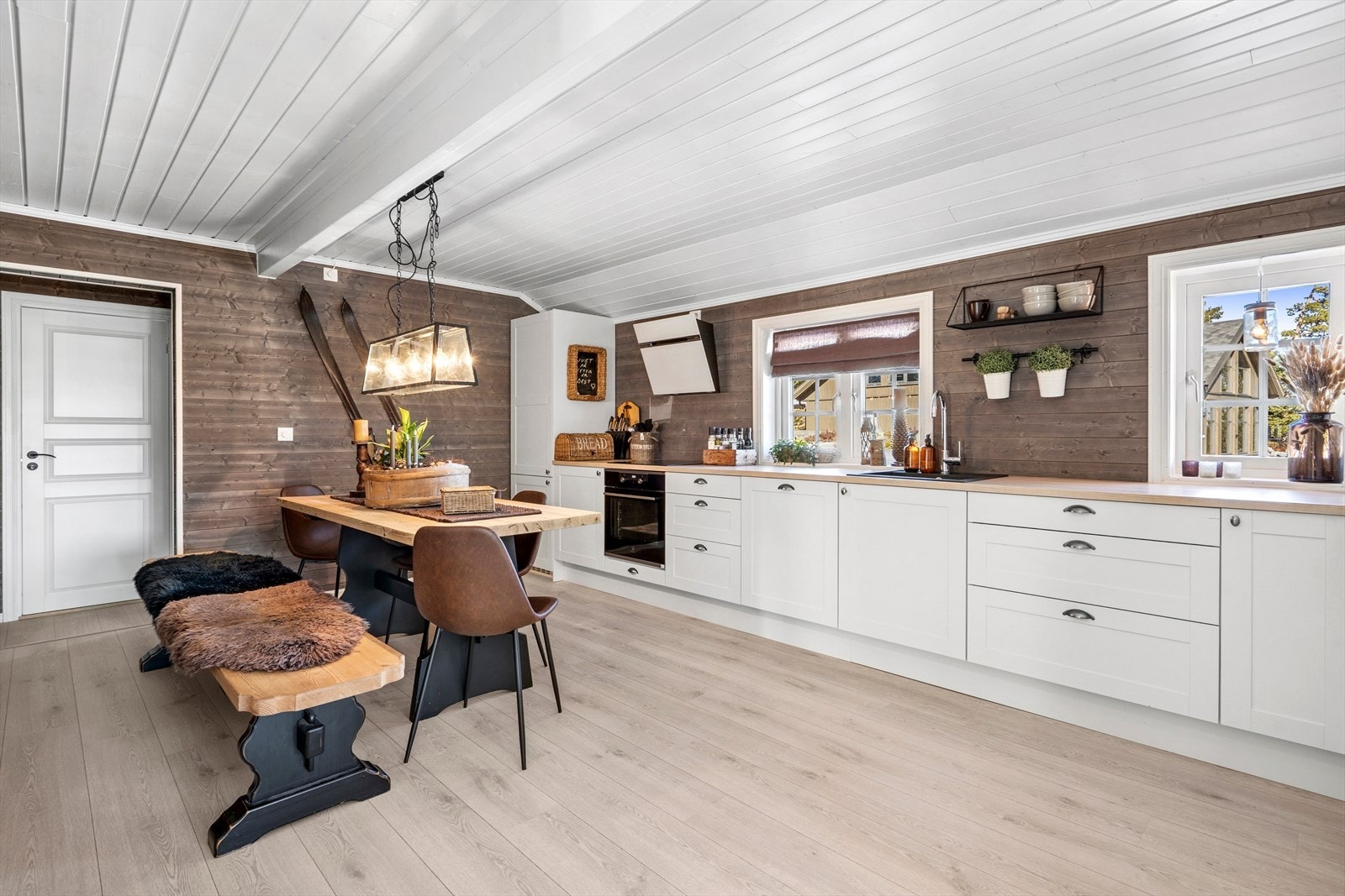 Kjøkkenet er stort og romslig med masse benkplass Galleribilde