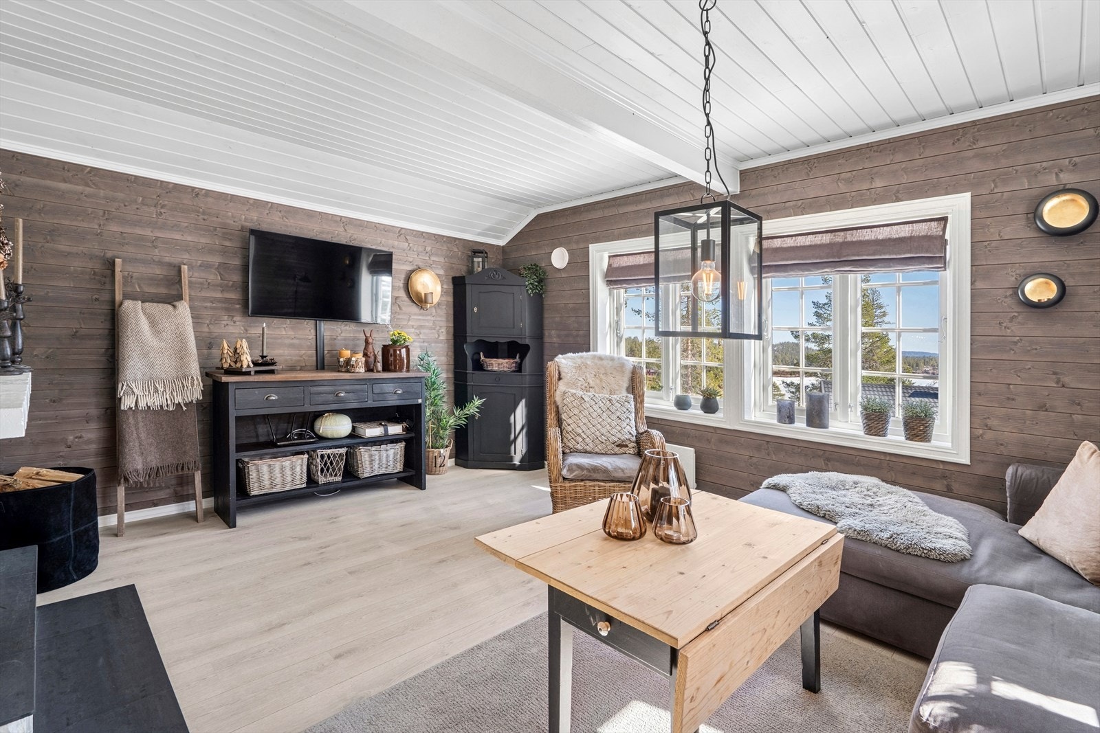 Tenk å nyte gullrekka på fredagskvelden, du er tacomett og innfunnet deg i liggende stilling, da leker livet Galleribilde