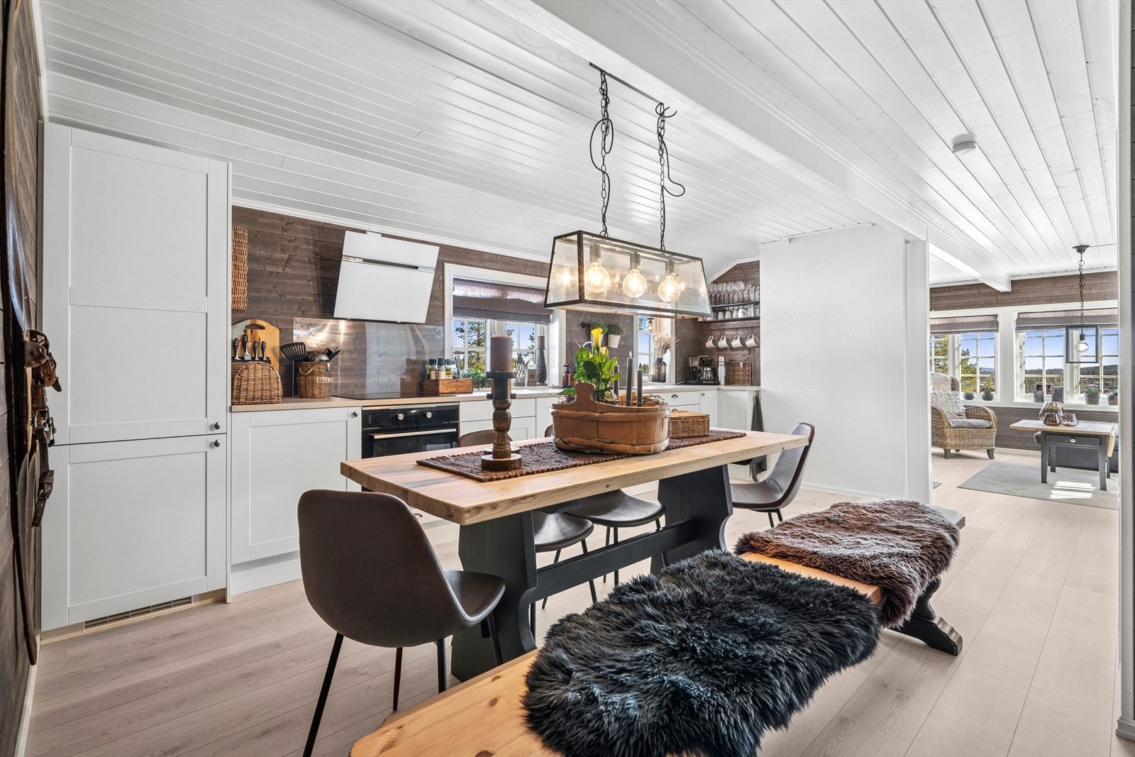 Kjøkkenet er i halvåpen løsning Galleribilde