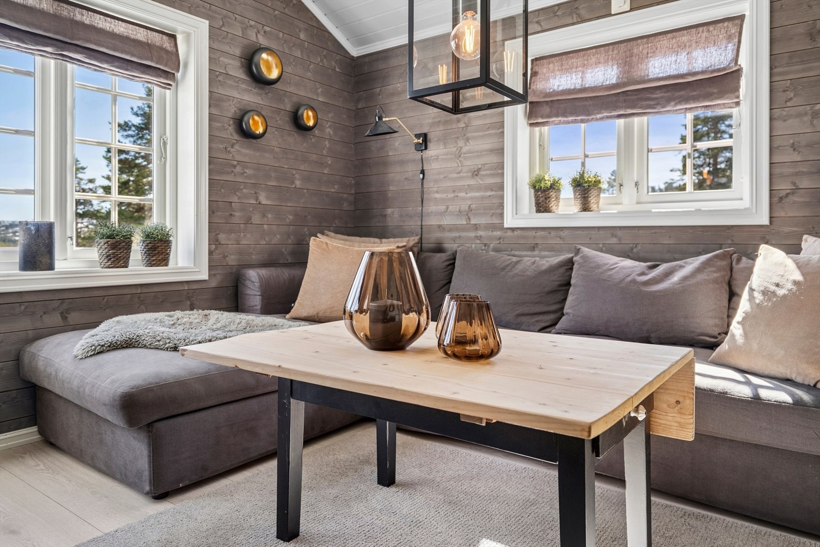 Du har plass til en romslig sofa Galleribilde