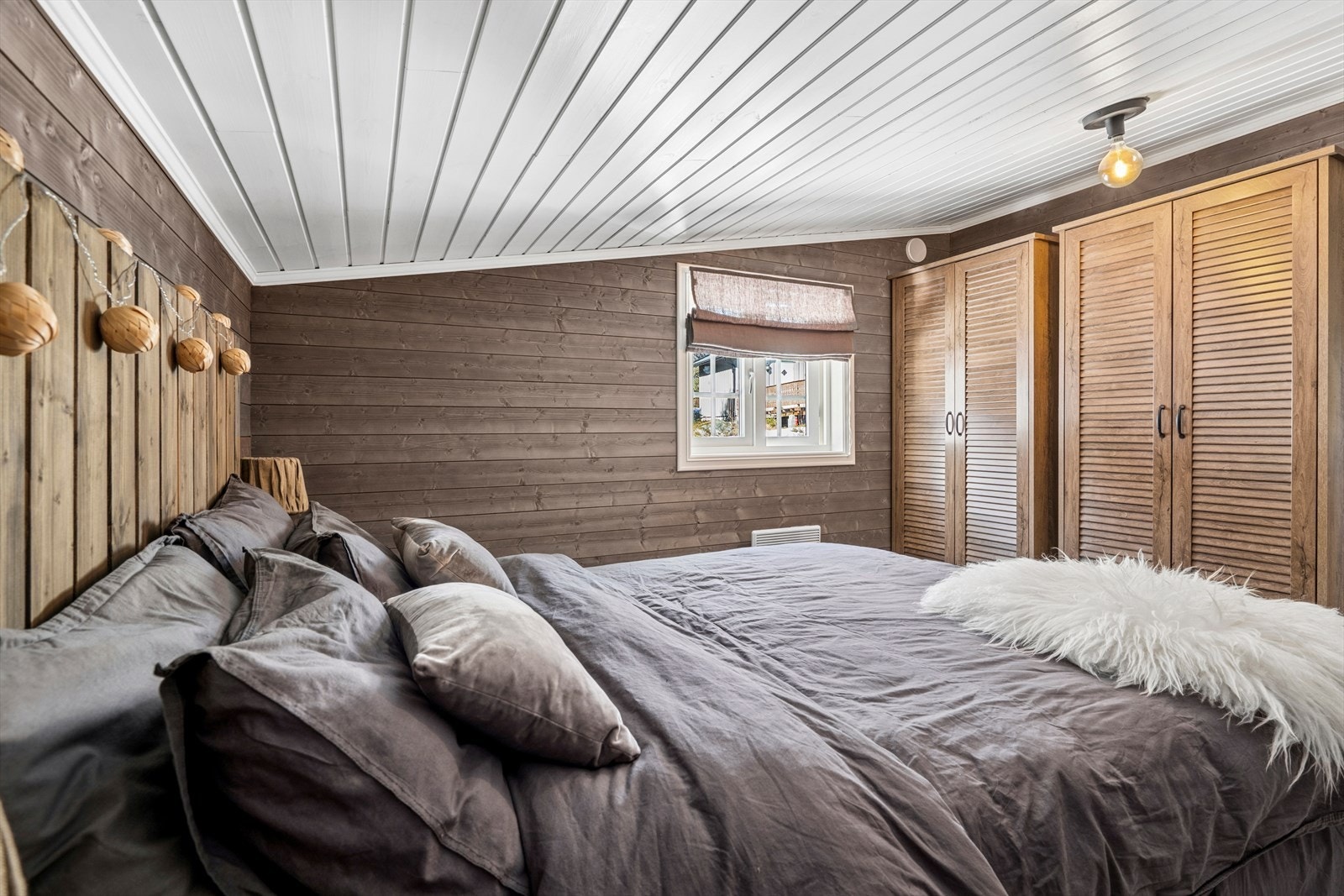 Soverom 1, er romslig og med god om garderobeskap Galleribilde