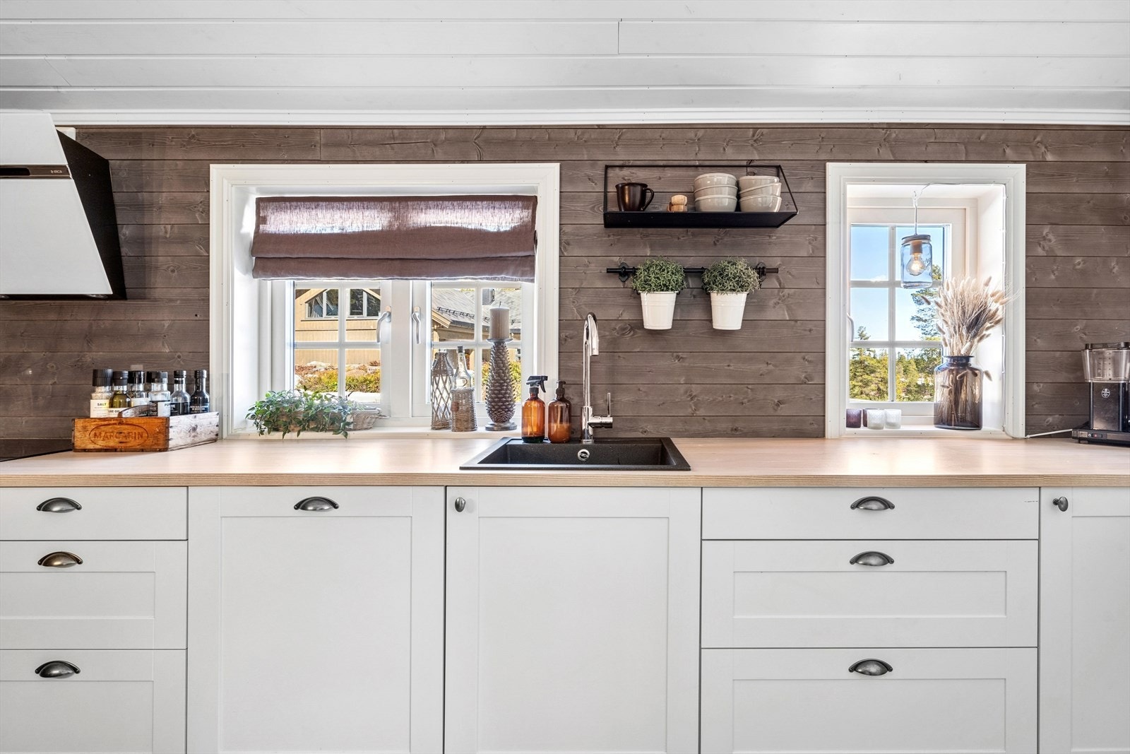 Mange vinduer som slipper inn naturlig lys Galleribilde