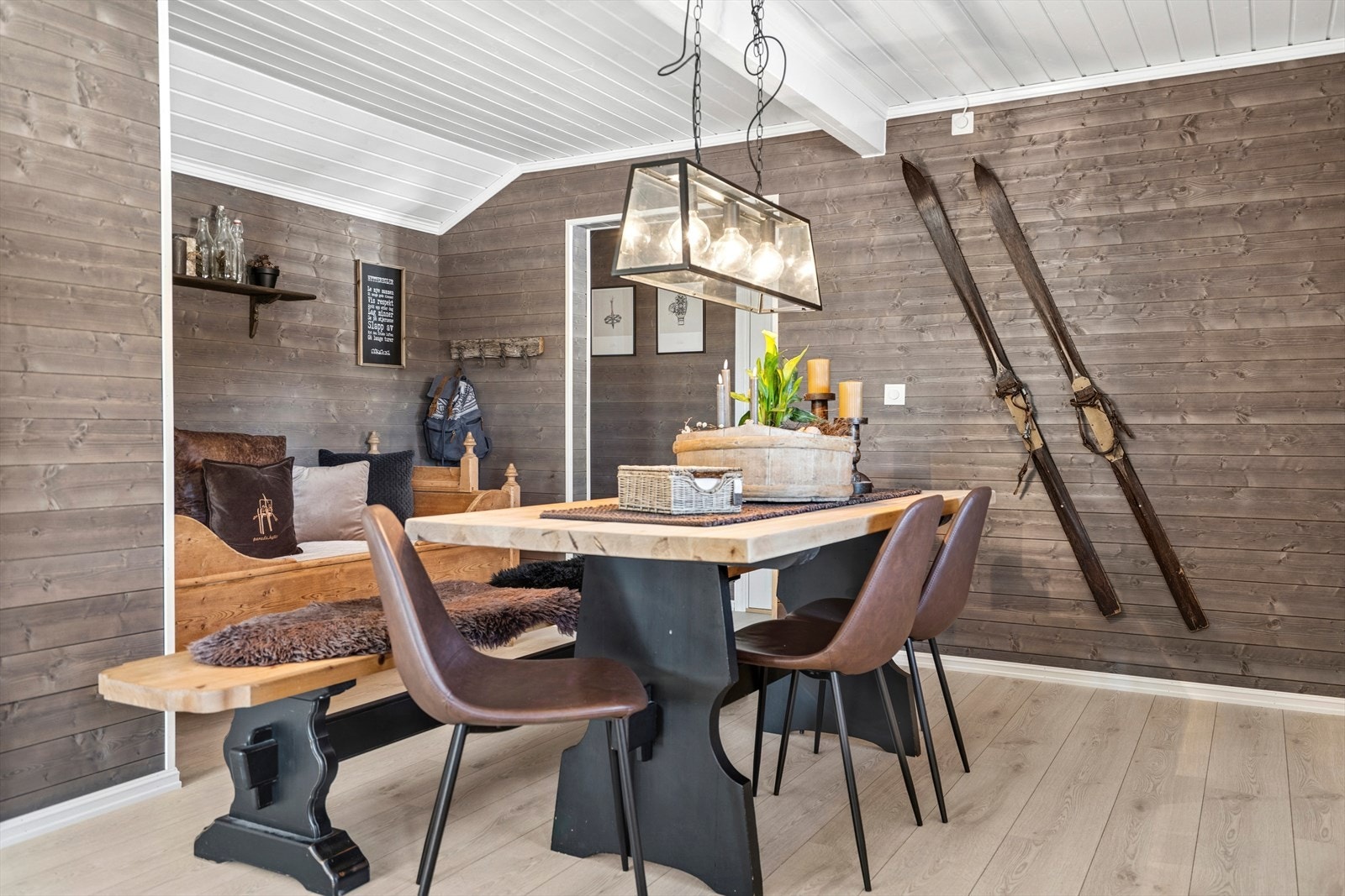 Du har plass til et romslig bord, der hele familien kan samles Galleribilde