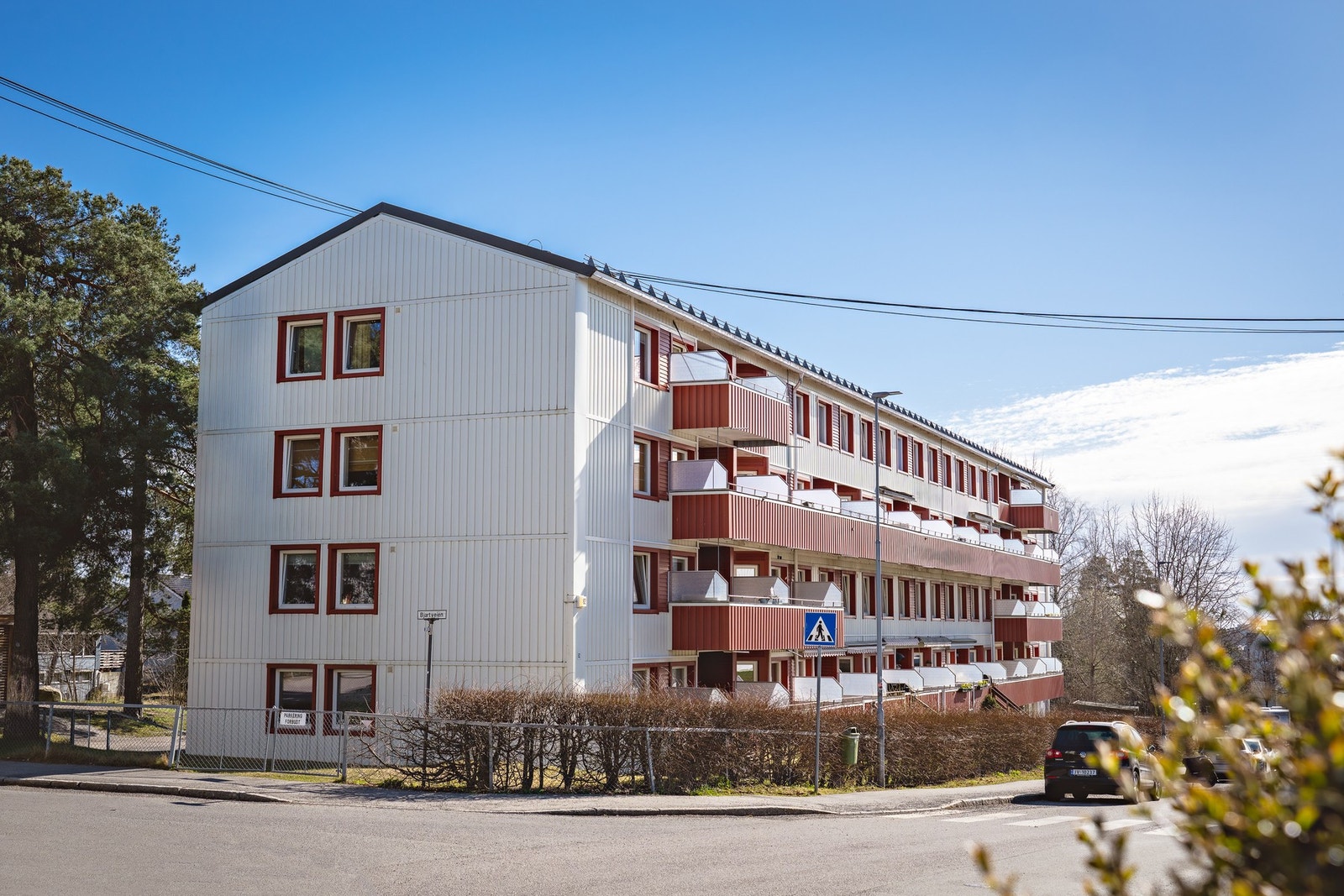 Rundt blokkene er det pent opparbeidet med gressarealer, busker, trær, benker og grillmuligheter. Lekeplassene ble oppgradert i 2015. Galleribilde