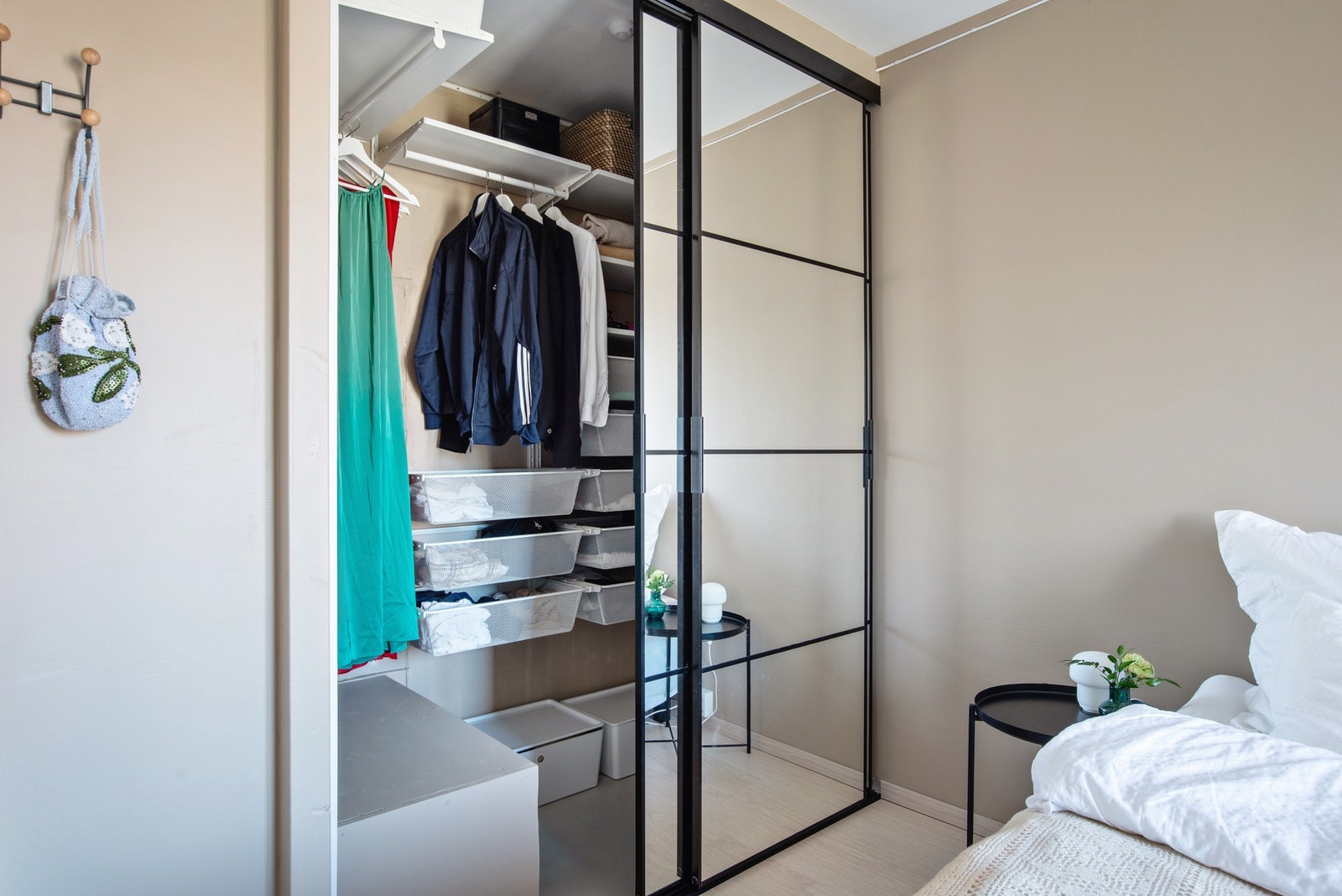 Tidligere kott er omgjort til en stor skyvedørsgarderobe. Galleribilde