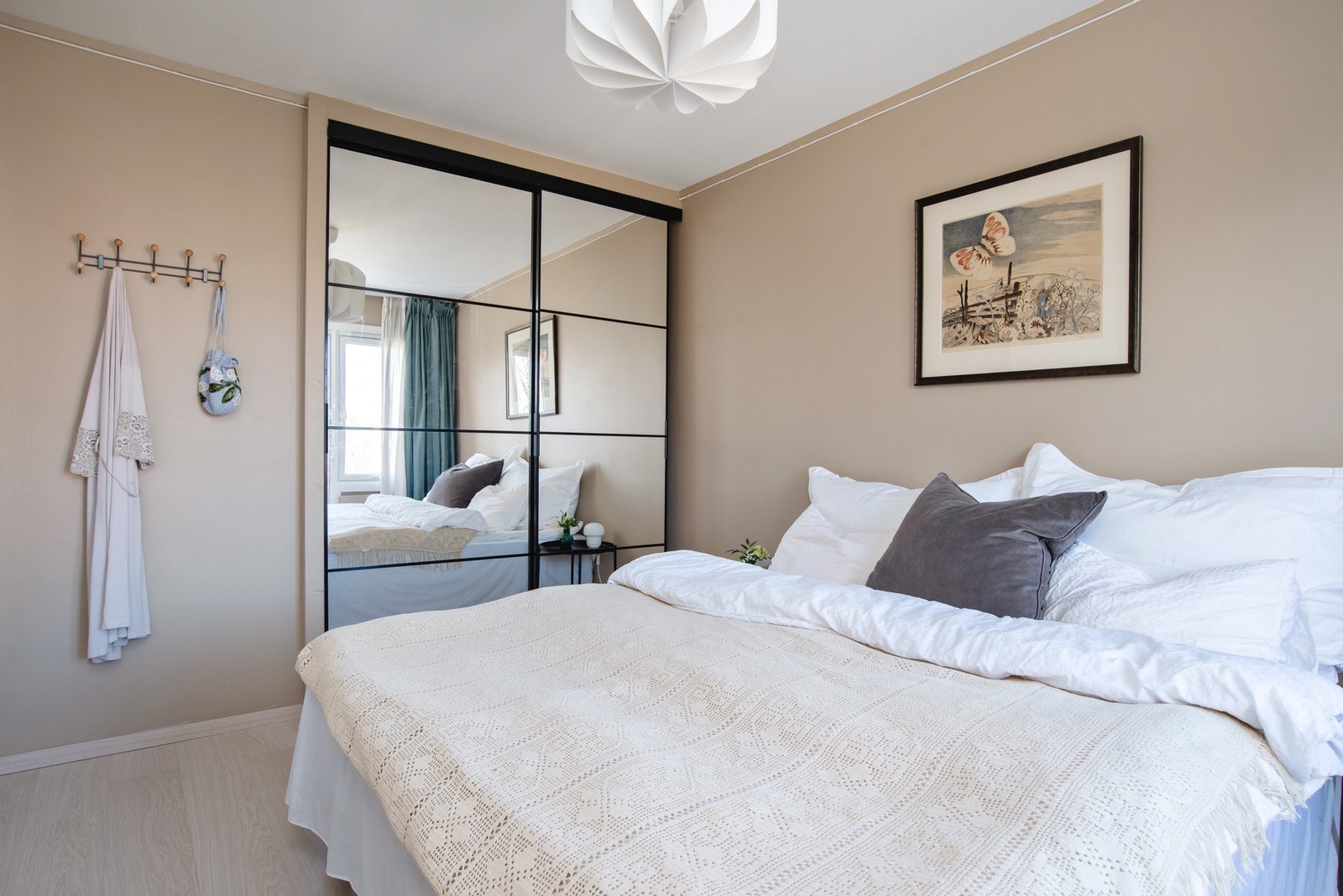 Det er god plass til dobbeltseng, nattbord og annet møblement ved behov. Galleribilde