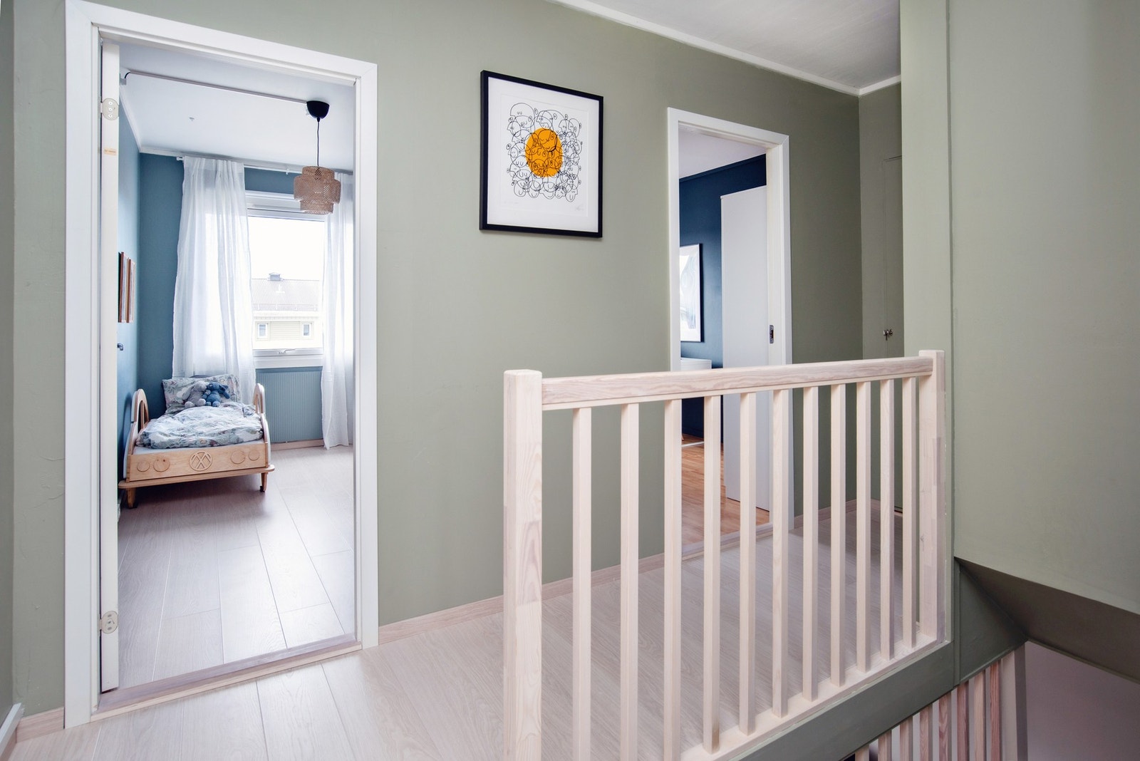 Videre har du inngang til begge barne- eller gjesterommene - praktisk plassert vegg i vegg. Galleribilde