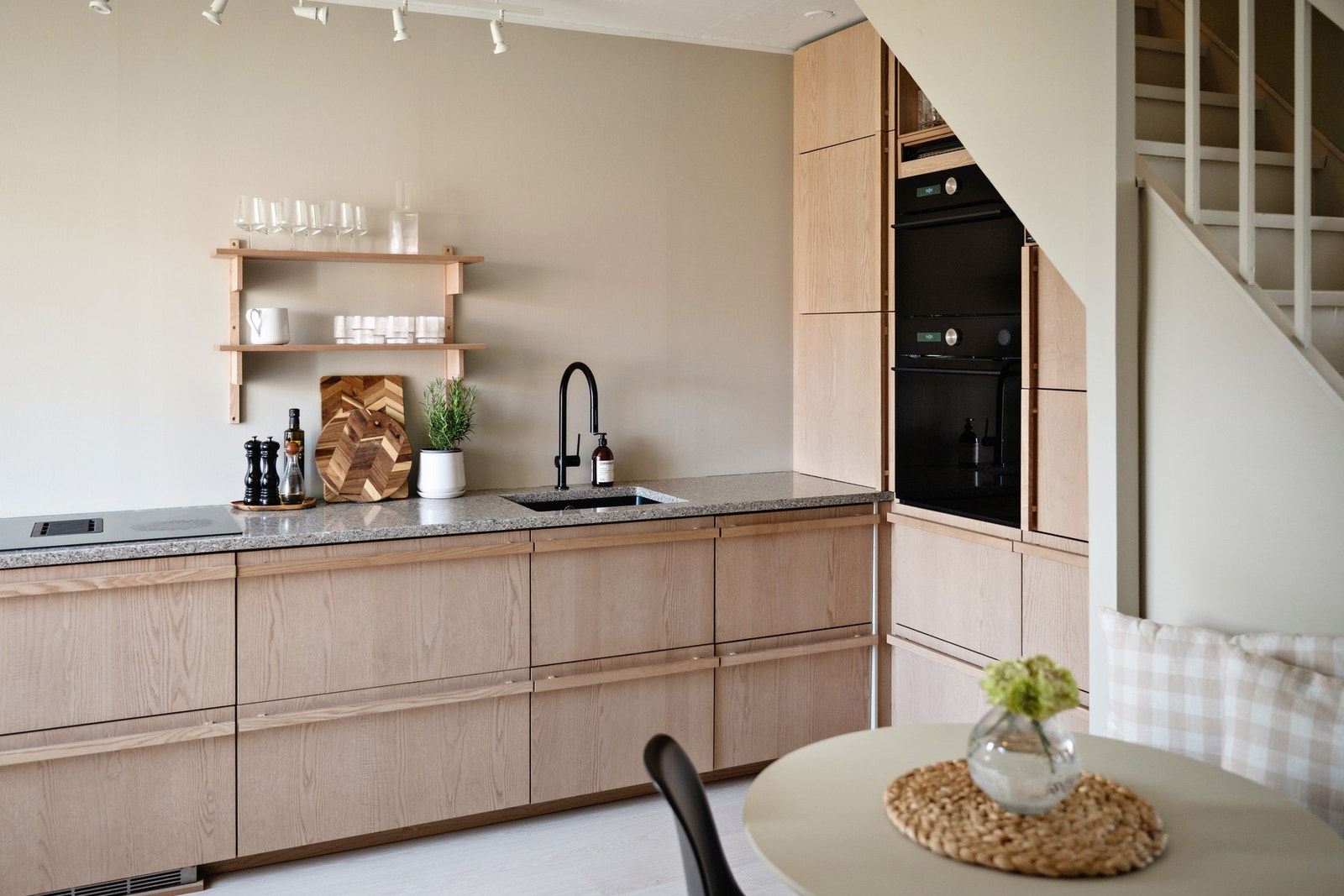 Integrert har kjøkkenet både induksjonsplatetopp med ventilator, stekeovn, oppvaskmaskin og kjøle/fryseskap. Galleribilde