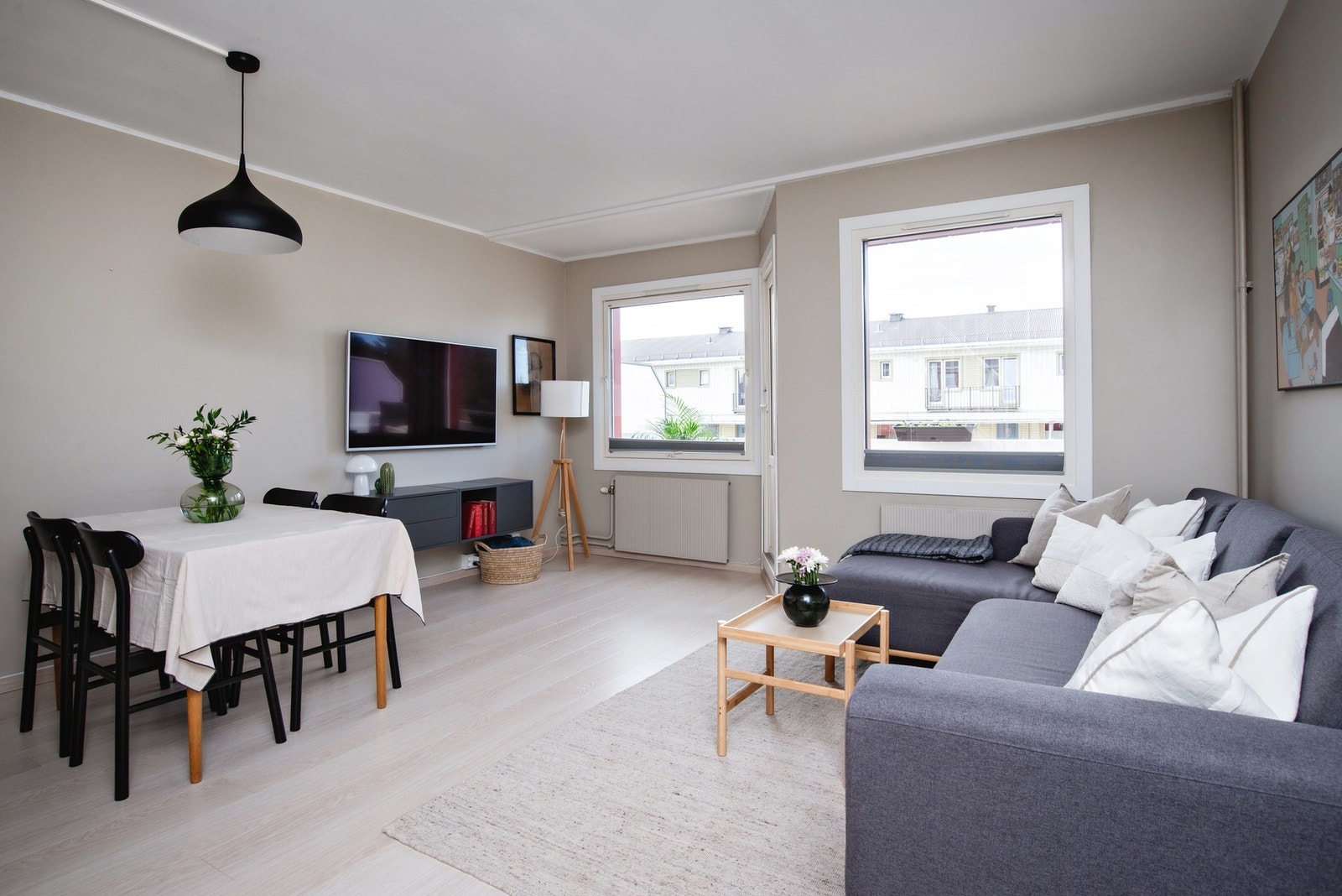 De store vindusflatene slipper rikelig med naturlig lys inn, og skaper en åpen og luftig atmosfære. Galleribilde