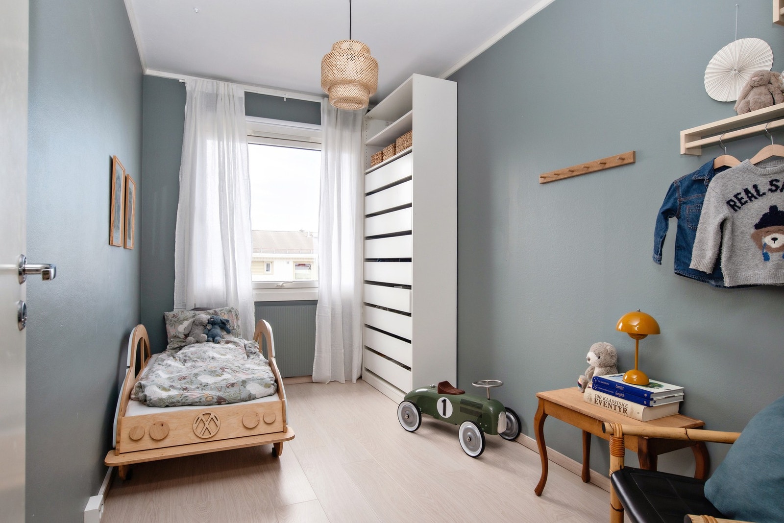 Soverom II fungerer i dag som barnerom, med dempede farger og god oppbevaringsplass. Galleribilde