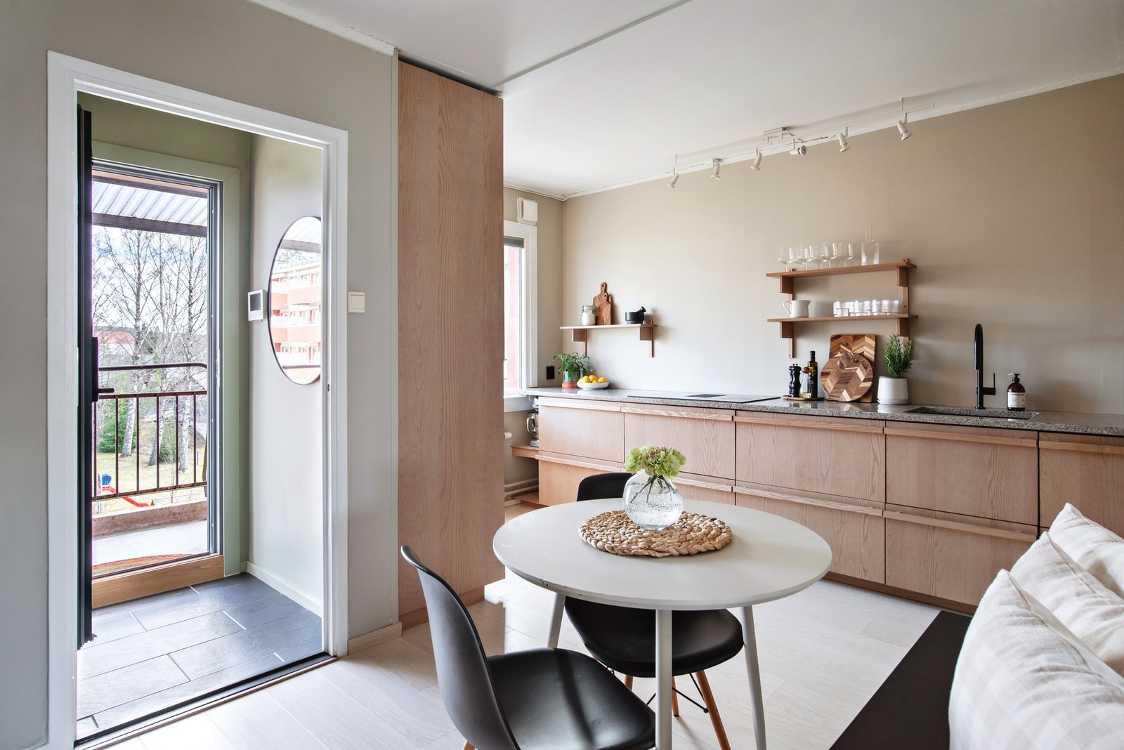 Fra entreen er det direkte adkomst til et innbydende kjøkken fra 2022. Galleribilde