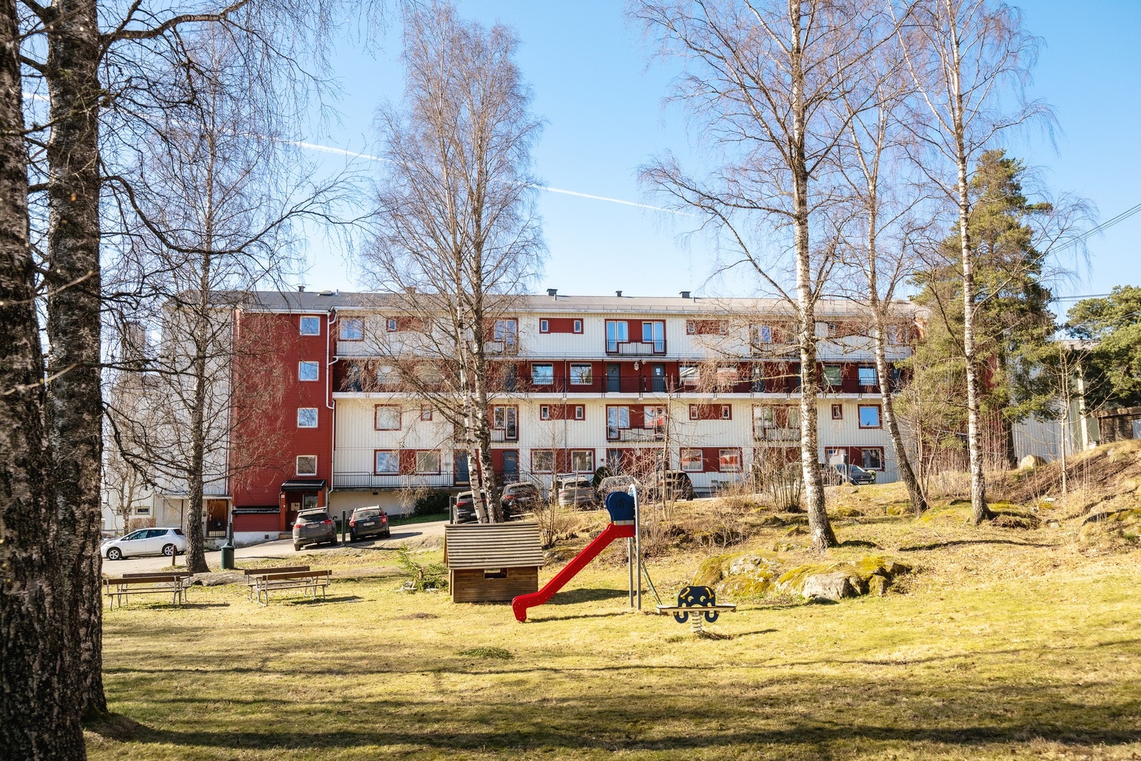 En lys og moderne 4-roms leilighet med god planløsning over to etasjer. Galleribilde