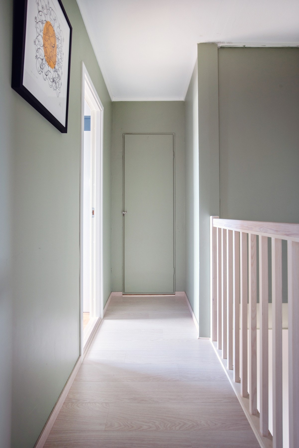 Du finner ekstra lagring i plassbygd skap malt i samme farge som resten av gangen. Det er også ekstra lagring i kjellerbod på 5,8 kvm. Galleribilde