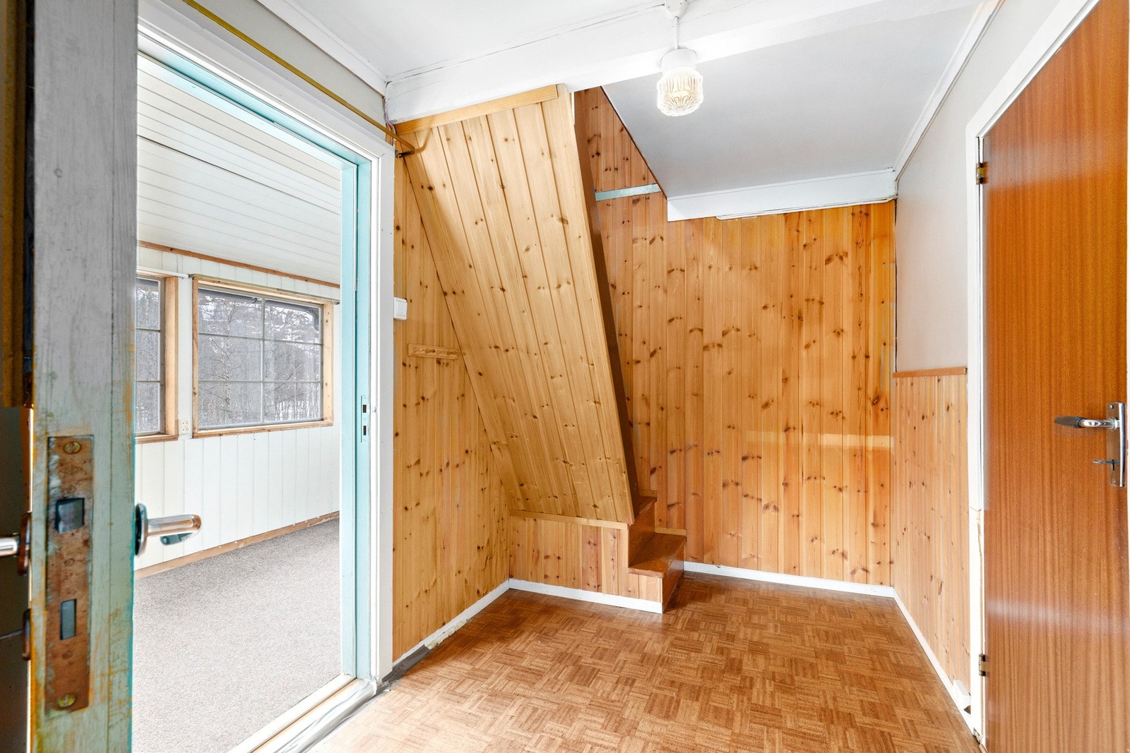 Mellomgang fra stue til vinterhage og trapp til 2.etasje. Galleribilde