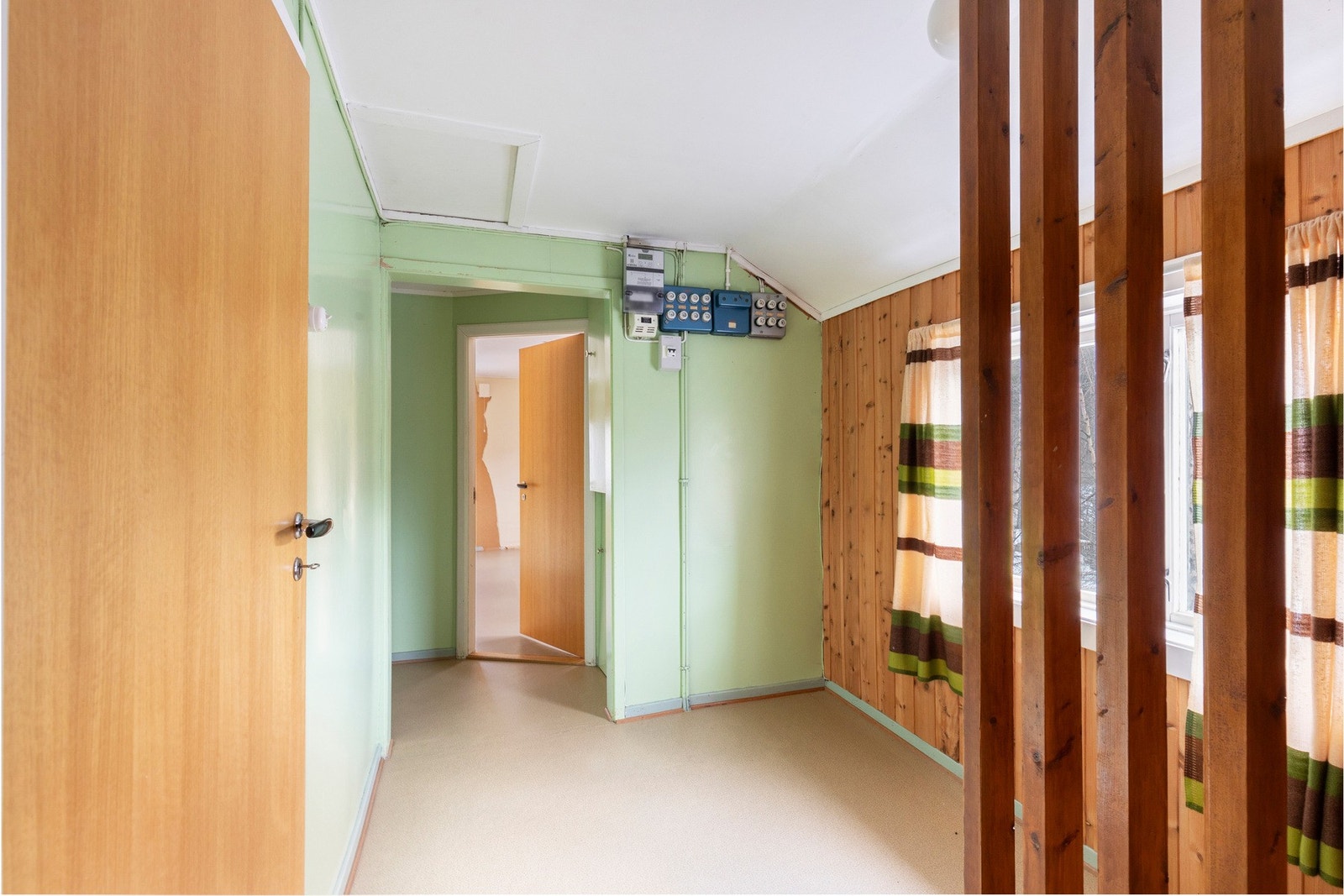 I midten av gangen er det luke opp til kaldloft med gulvareal på 25 kvm Galleribilde