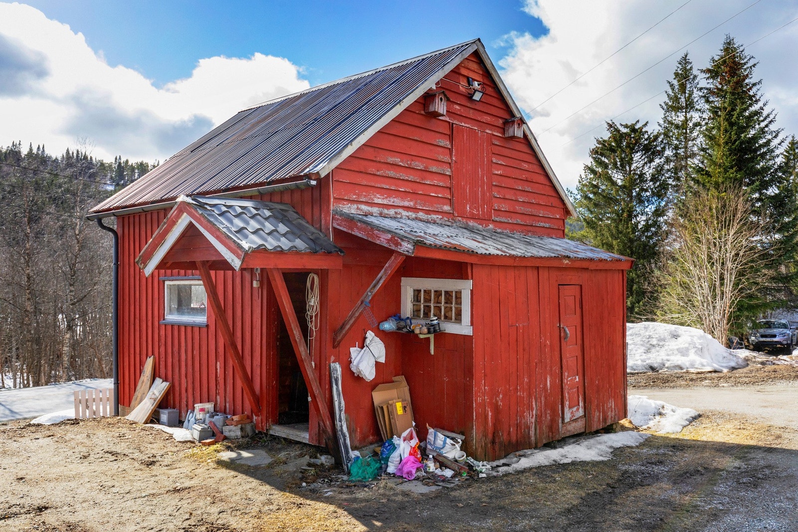 Praktisk uthus over 3 plan på tilsammen 138 kvm med loft og kjeller. Galleribilde