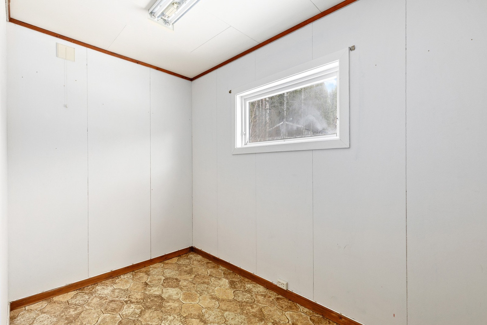 Praktisk innendørs bod i 1.etasje som er blitt brukt til omklednigsrom Galleribilde