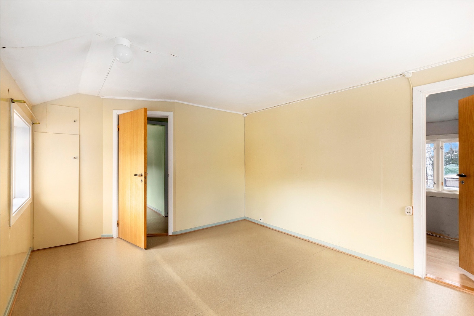 Soverom 1 på 12 kvm + omkledningsrom på 4 kvm Galleribilde