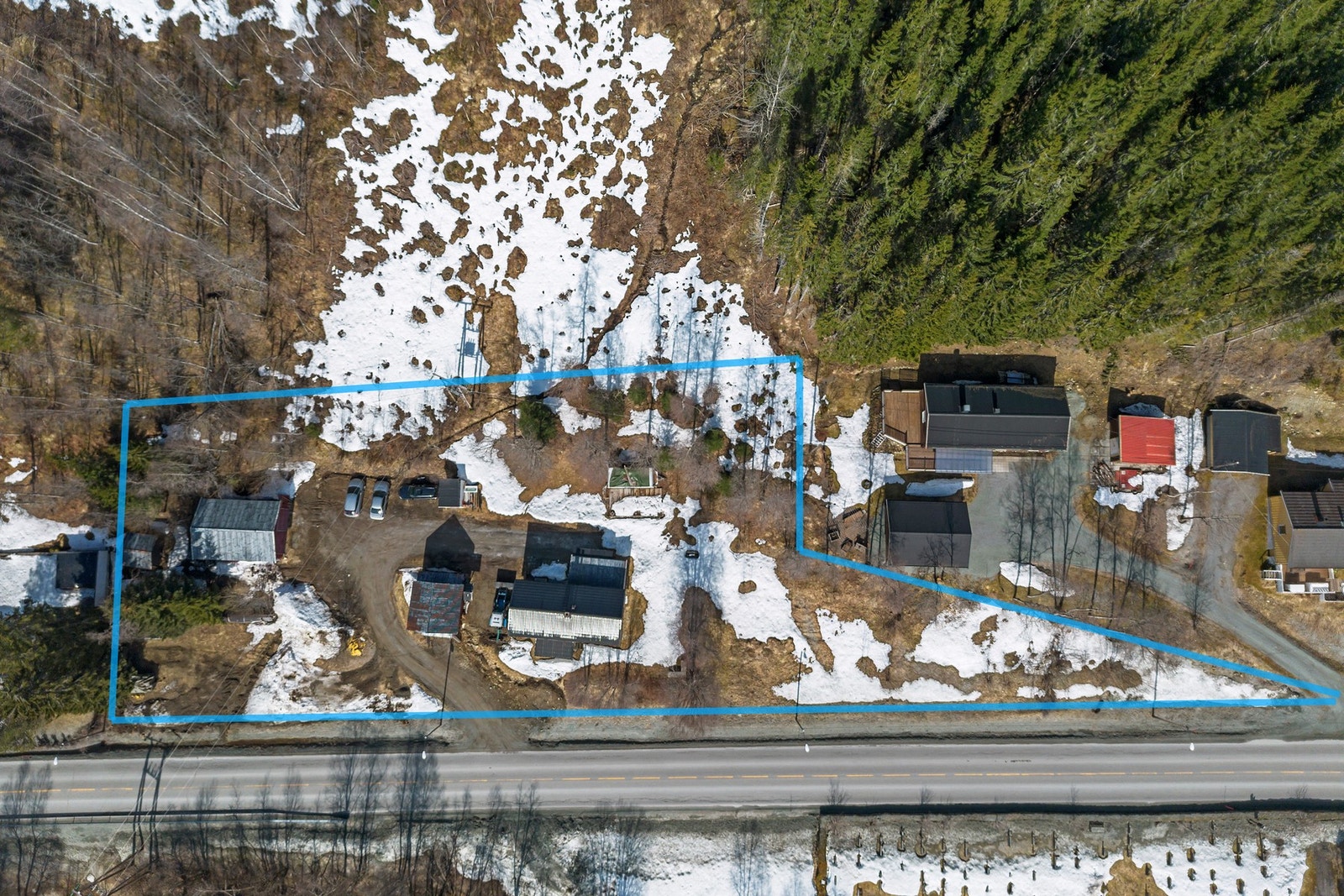 Eiendommen markert. Tomten er på ca 3,7 mål og ligger tett innpå Rindalsskogen. Galleribilde