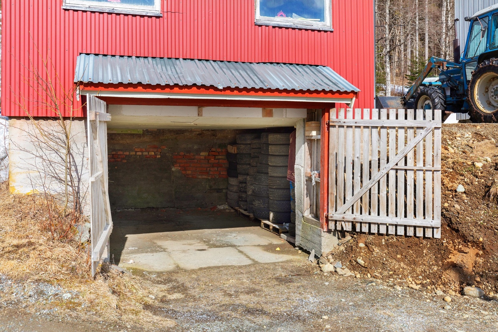 I kjelleren av uthuset er plass til en bil eller f.eks en henger og annet utstyr Galleribilde