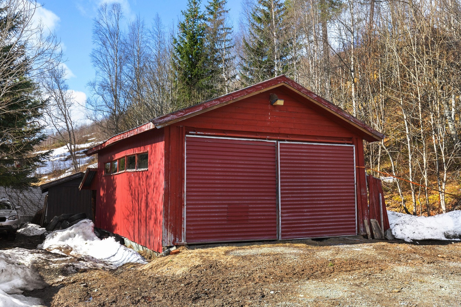 Dobbeltgarasje på 49 kvm med god takhøyde. Her får du inn en bobil og mye mer. Galleribilde