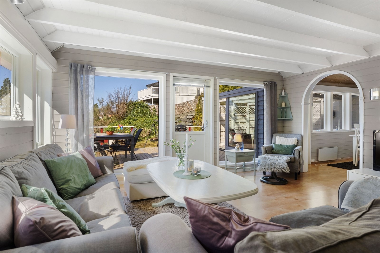 Lys og innbydende stue med store vindusflater som gir mye naturlig lys Galleribilde