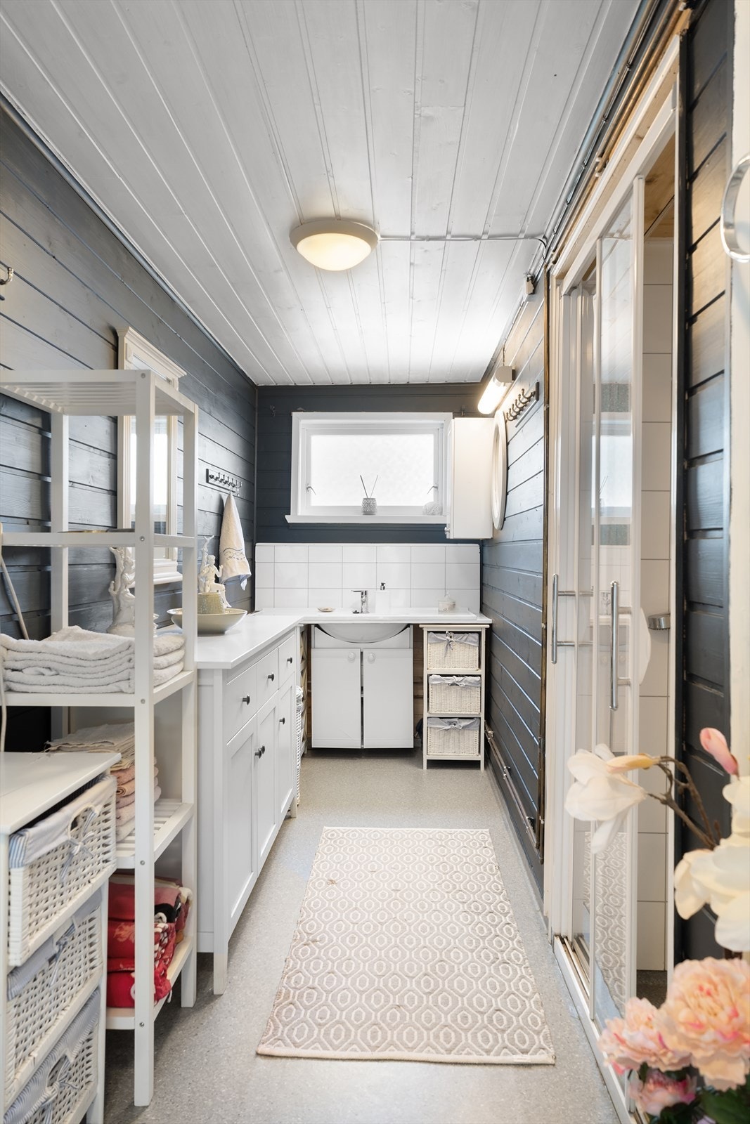 Romslig bad som inneholder innredning med servant og dusjnisje Galleribilde