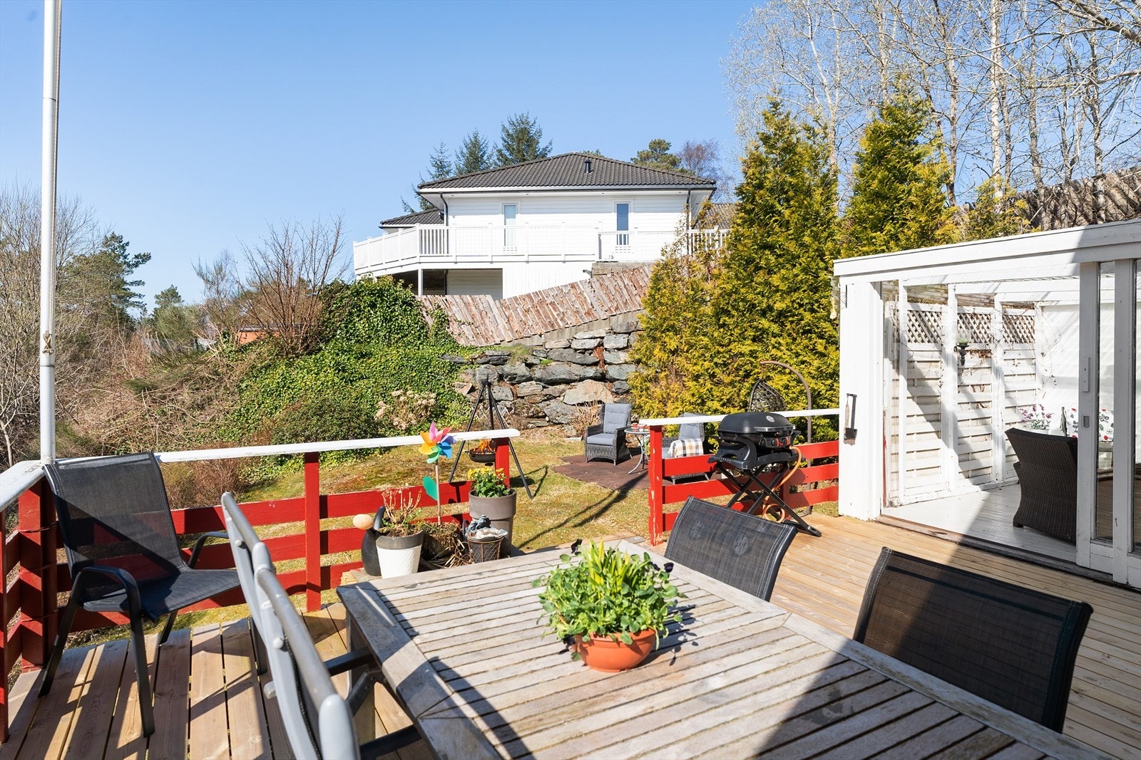 Utgang til hage med god boltreplass Galleribilde