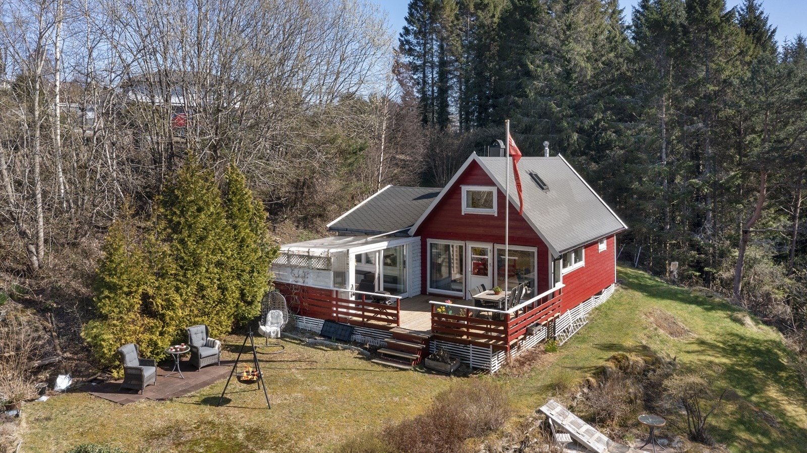 Lun og usjenert beliggenhet med omliggende natur og skog Galleribilde