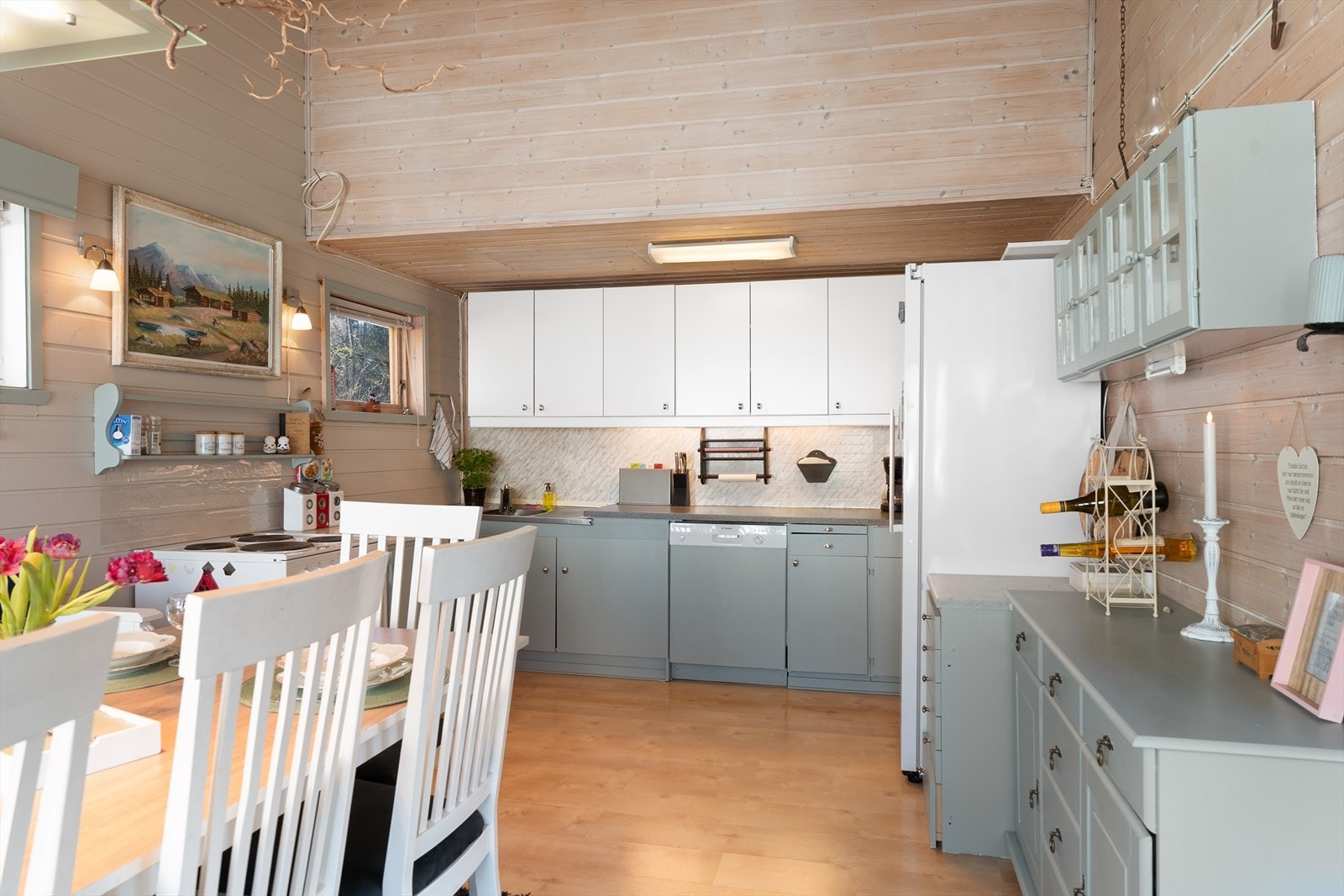 Romslig kjøkken med god skap- og benkeplass Galleribilde