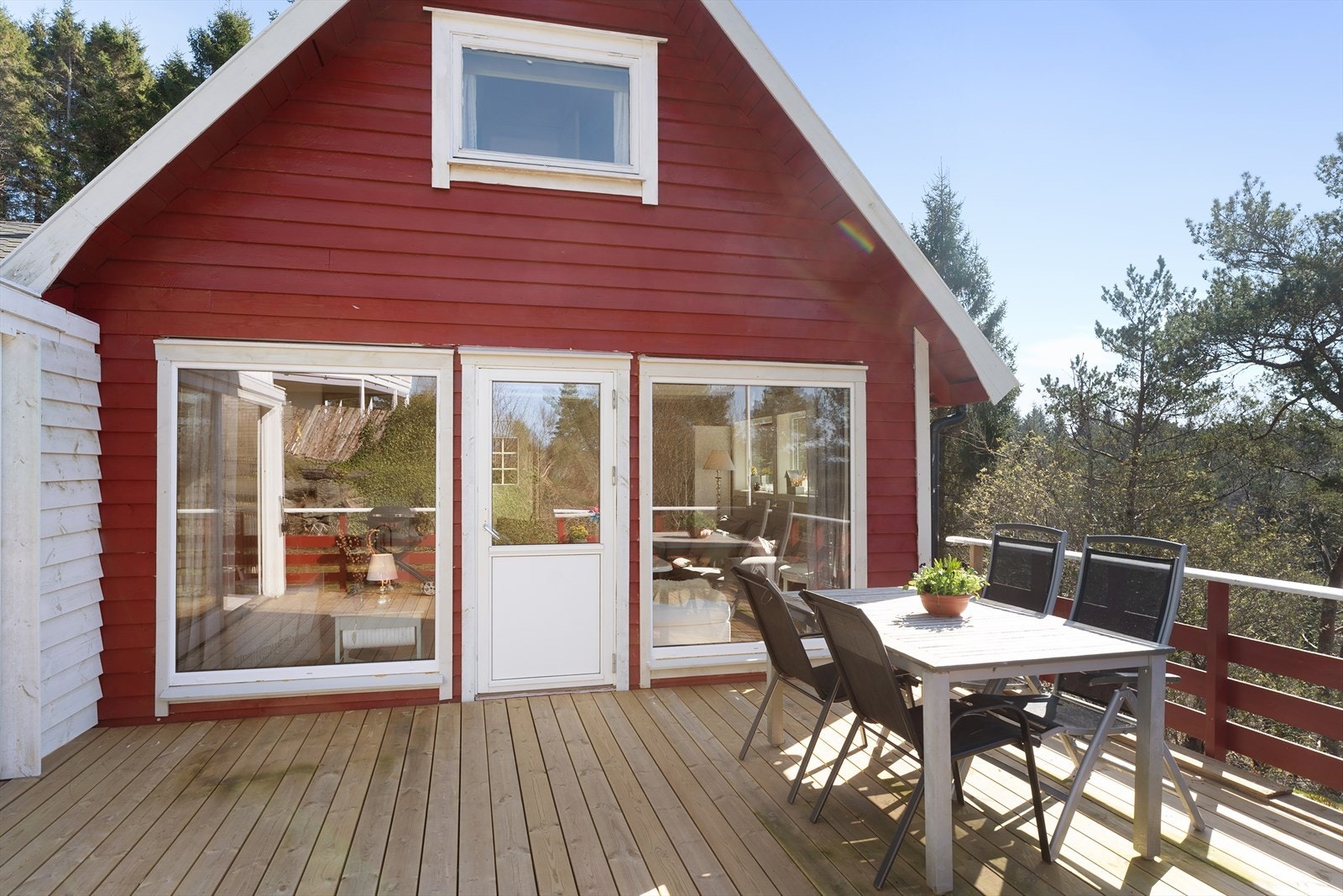 Fritidseiendommen har stor terrasse med gode møbleringsmuligheter Galleribilde