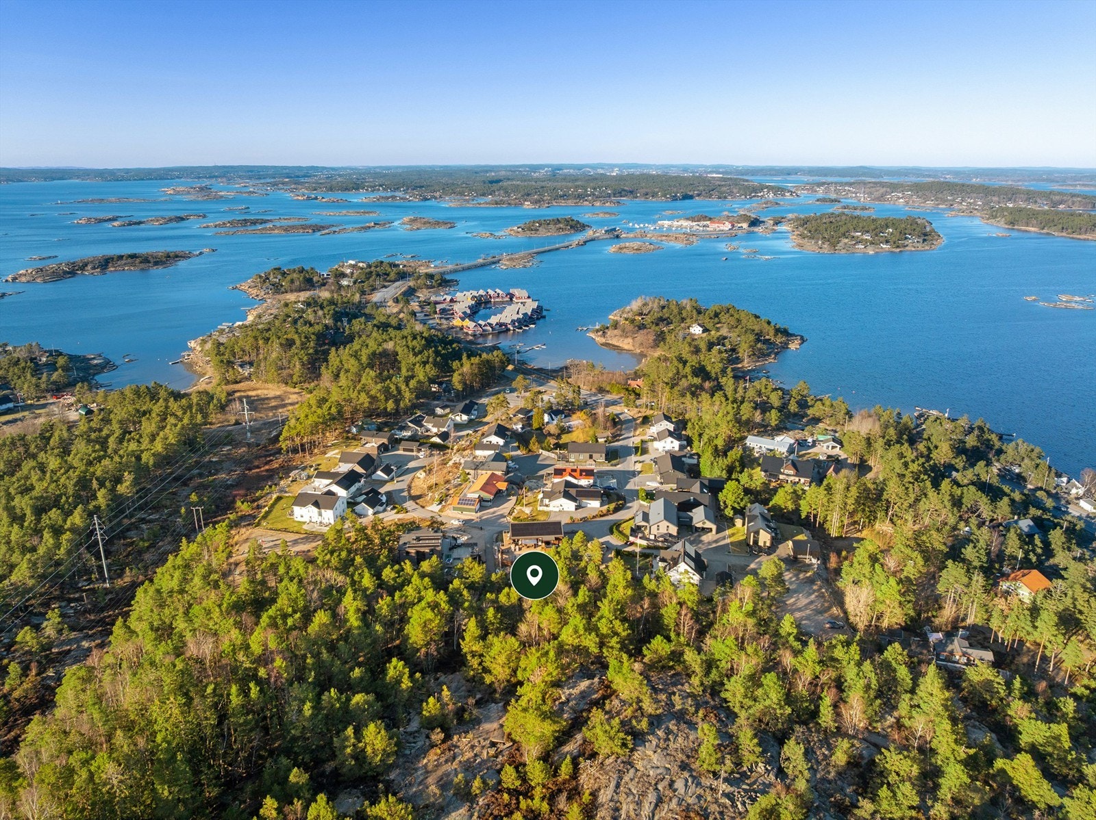 I Nordengåsen bor du så sentralt i forhold til fastlandet som det er mulig å gjøre på Hvaler. Buss til Oslo stopper ved feltet. Galleribilde
