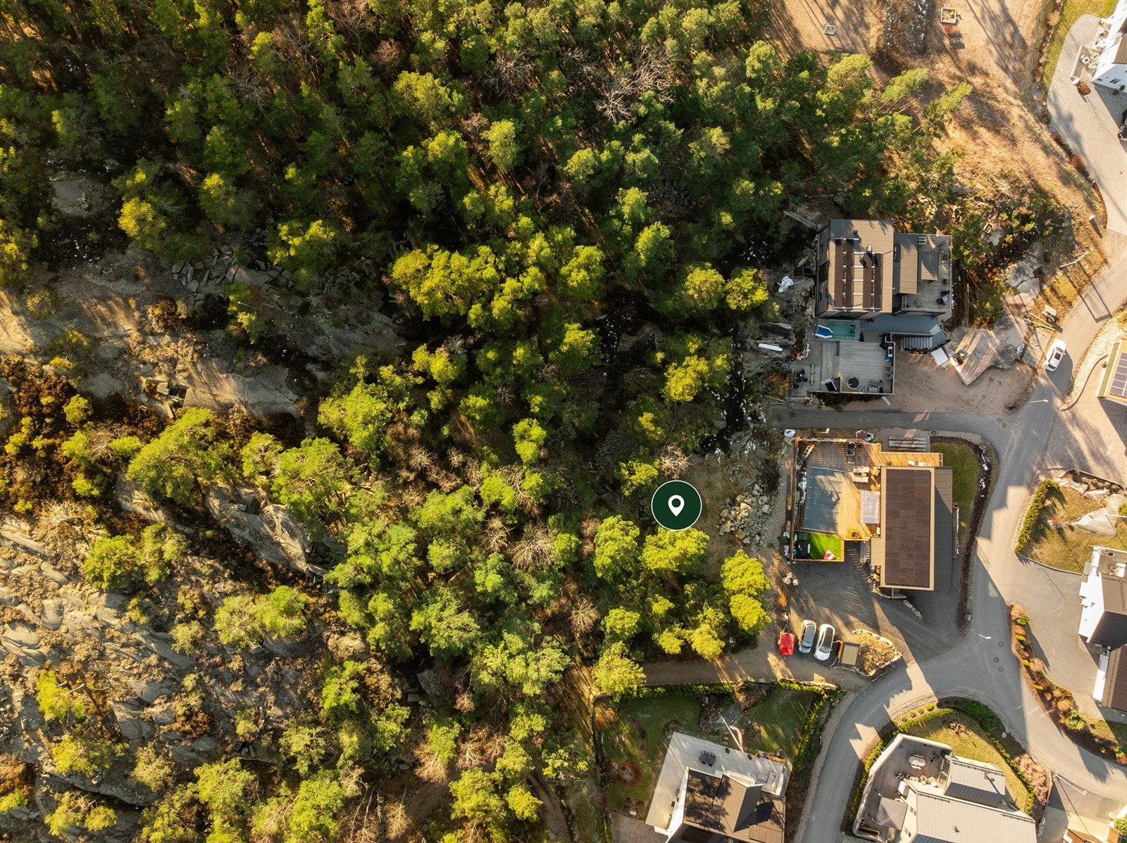 Tomten har naturlig terreng skrånende nedad i nordlig retning og grenser i øst til regulert grøntanlegg/turvei. Galleribilde