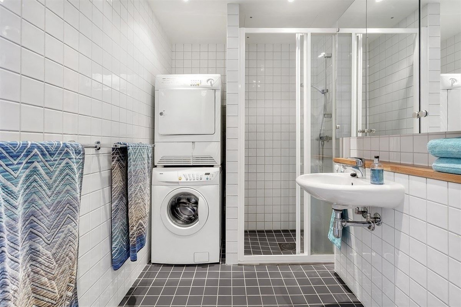 Pent flislagt bad med vaskemaskin og tørketrommel Galleribilde