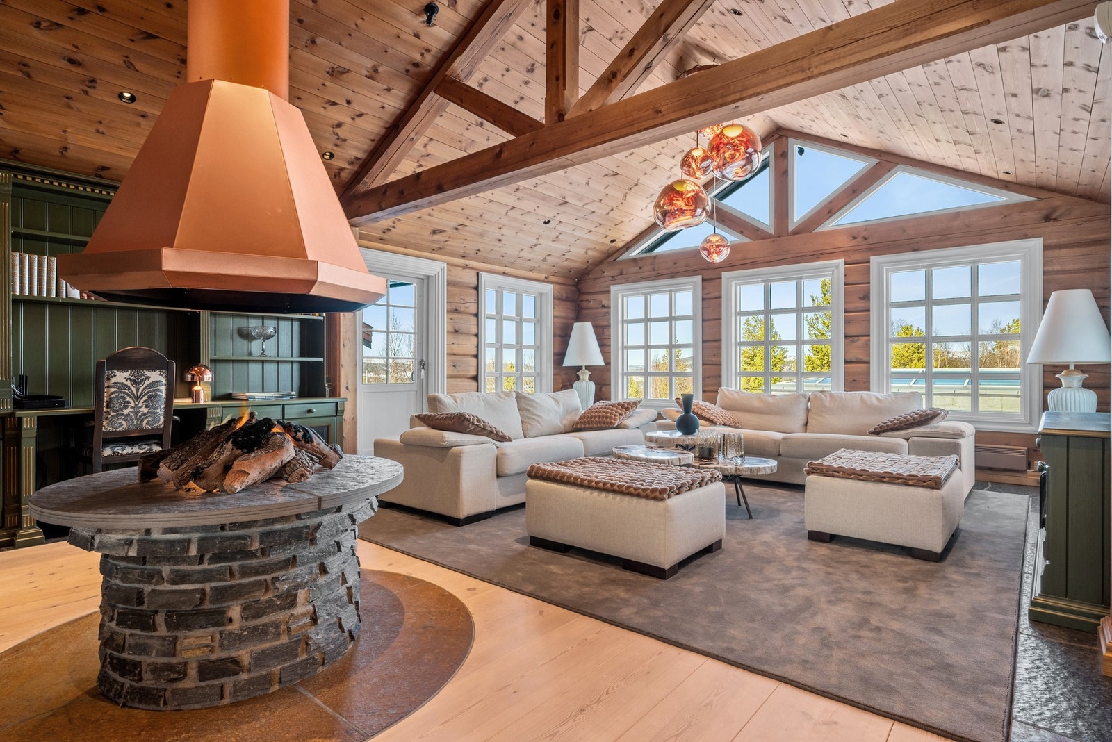 Hytta har en rød tråd med godt planlagte farge- og materialvalg. Galleribilde