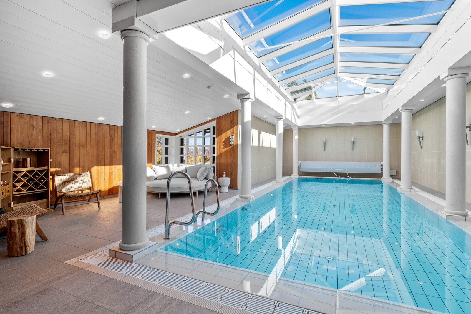 Hovedbygg og bassengdel er tegnet av lokal arkitekt basert på lokal estetikk og byggetradisjoner. Galleribilde